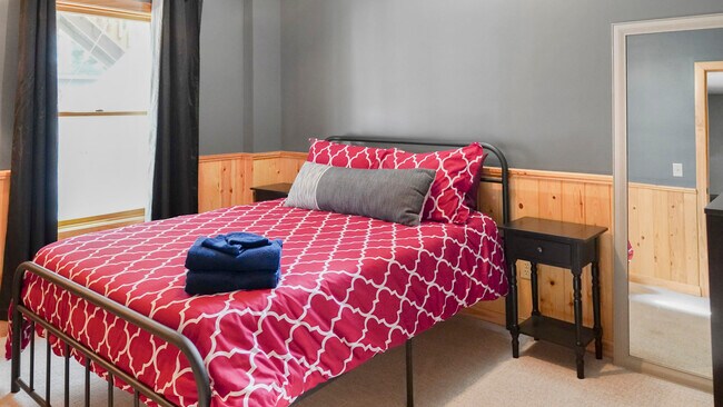 Building Photo - 15955 Bayview Dr NE