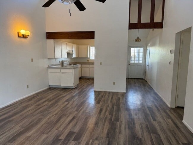 Building Photo - 2 Bedroom 2 Bath Contact Property Pros Pro...