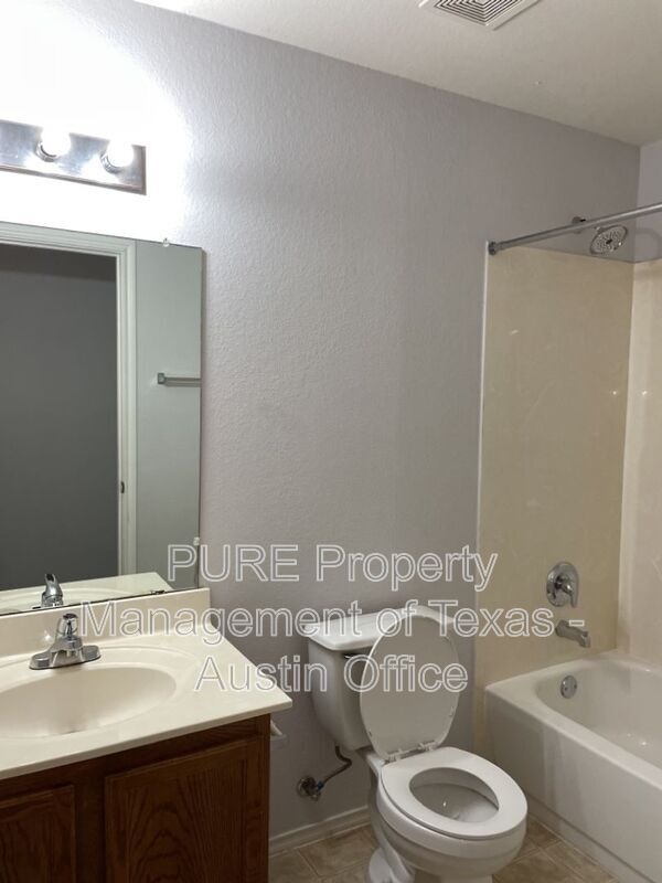 Building Photo - 9005 Sun Shower Bend