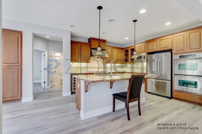 Building Photo - 360 S Sonrisa St