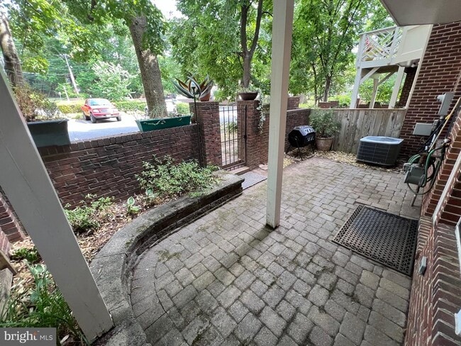 Building Photo - 102 Lounsbury Pl