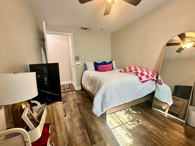 Building Photo - 2512 31st St