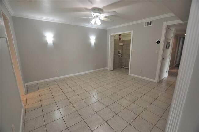 Building Photo - 6851 Roswell Rd