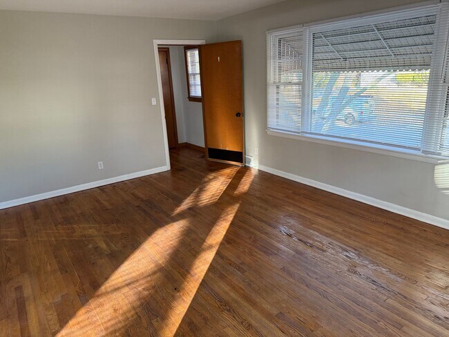 Building Photo - Gardiner Ave S. 223-225