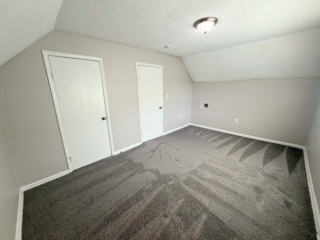 Building Photo - 1111 Canary Ln