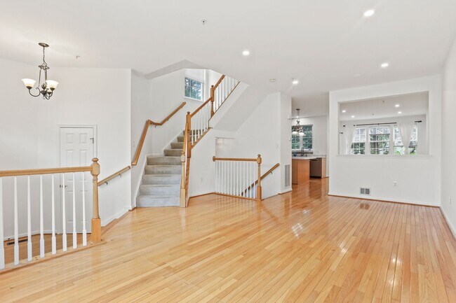 Building Photo - 20 Castle Garden Ct