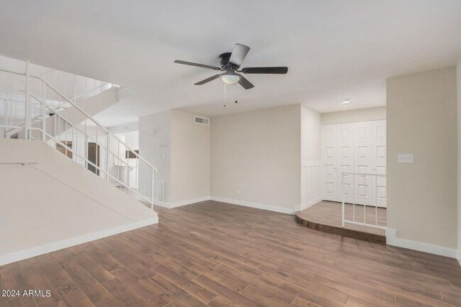 Building Photo - Spacious 4BR Townhome in Phoenix