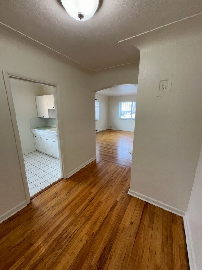 Building Photo - LOCATION!! LOCATION!! Beautiful 1 bedroom, 1 full bath condo in Capitol Hill neighborhood