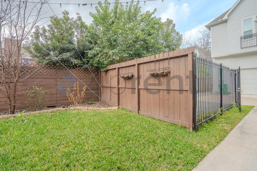 Building Photo - 850 W 20th St