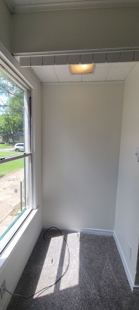 Building Photo - Amazing 4 bedroom/2 bath Two-story home wi...