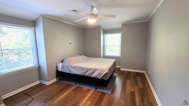 Building Photo - 201 Quail Run Dr