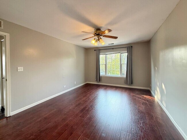 Building Photo - 433 Gloria Ln