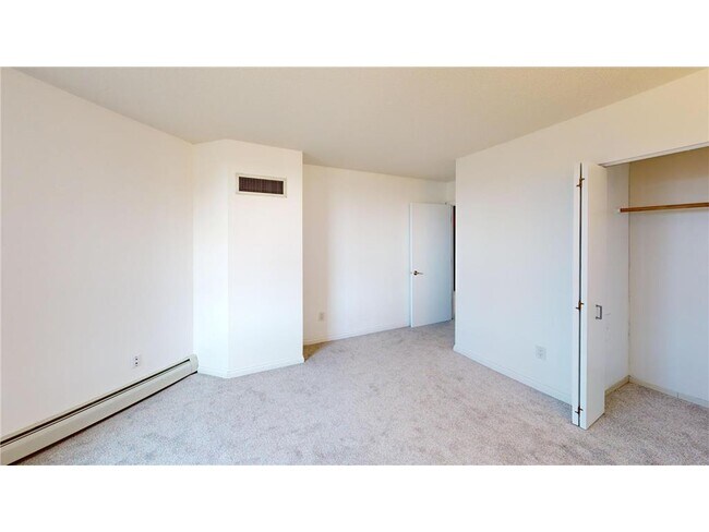 Building Photo - 1425 W 28th St