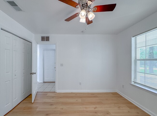 Building Photo - Renovated 3/2 House w/ New Paint/Flooring,...