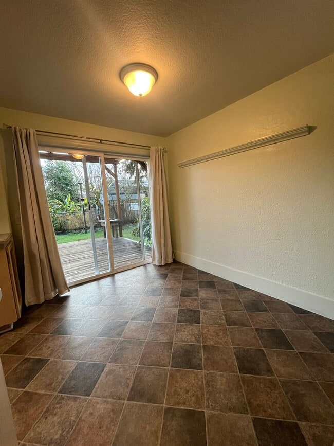 Building Photo - 2-Bedroom 1-Bathroom home off River Road