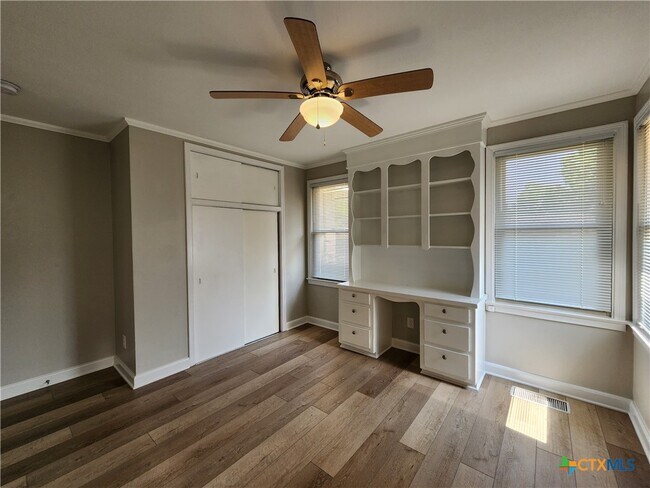 Building Photo - 564 Laurel Ln