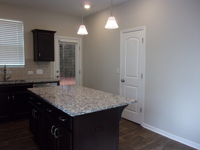 Building Photo - 2826 Capitol Dr