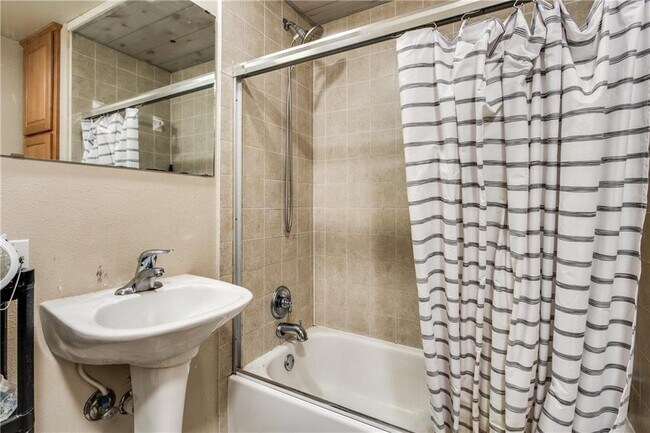 Building Photo - 3011 Speedway