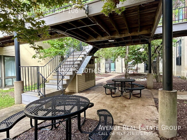 Building Photo - Charming 1-Bed Oasis in the Heart of Saint...