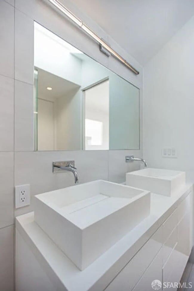 Building Photo - 209 Grattan St