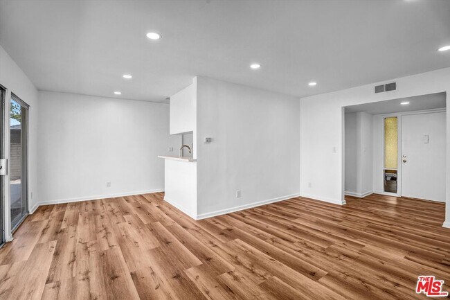 Building Photo - 3670 Greenfield Ave