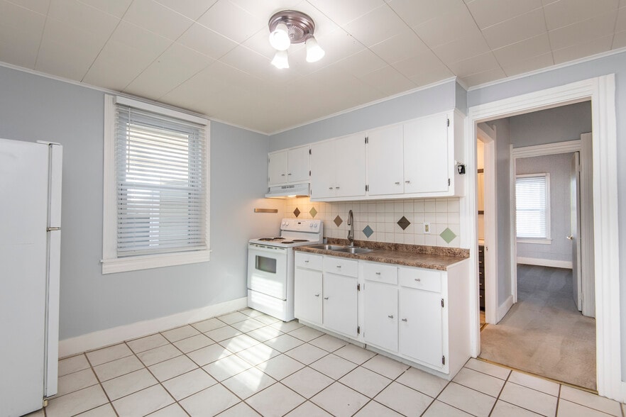 Kitchen cabinets - 2615 N Wauwatosa Ave