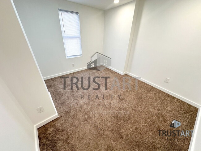 Building Photo - 5013 Parrish St