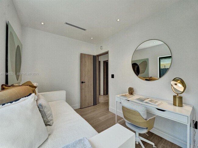 Building Photo - 2066 NE 174th St