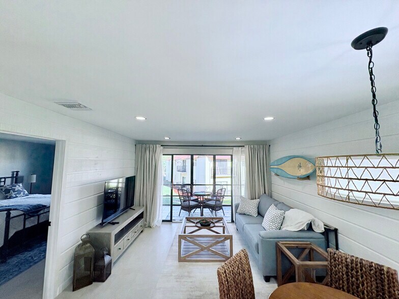 Building Photo - 2050 Oleander Blvd