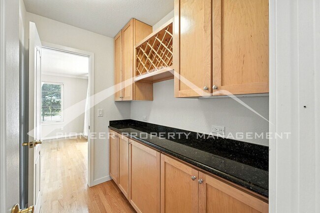 Building Photo - Luxury Meets Location – Impeccable 5BR Hom...