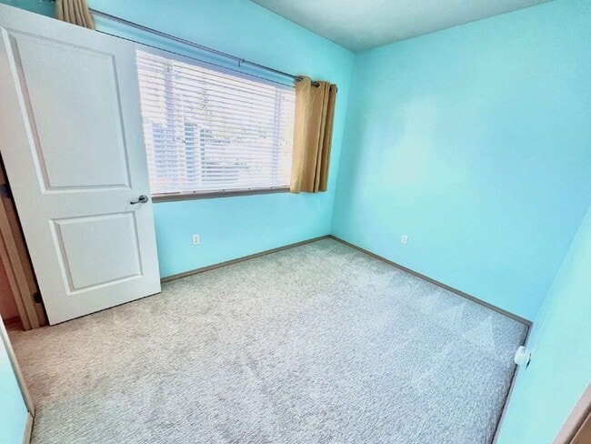 Building Photo - Move-In Ready Puyallup Townhome – Central Location, Easy Commute