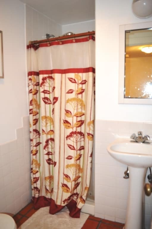 Building Photo - LowCres2