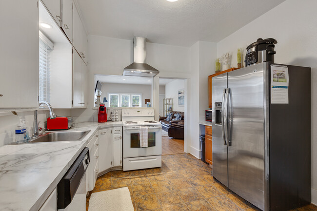 Kitchen looking out to living room. - 717 E Lakeside Ave