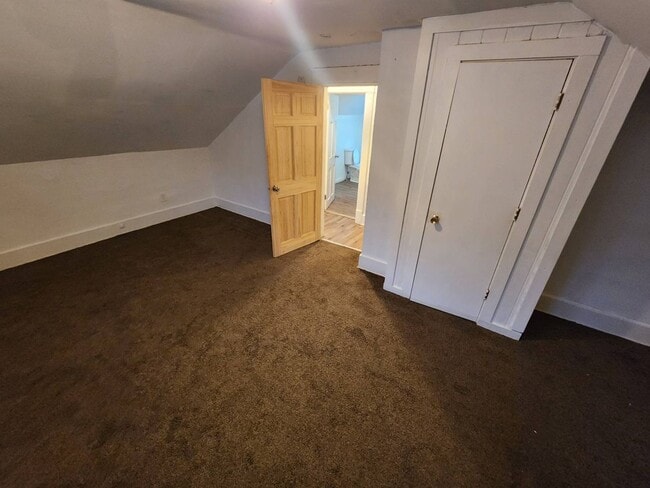 Building Photo - Charming 3-Bedroom Property in Prime Location