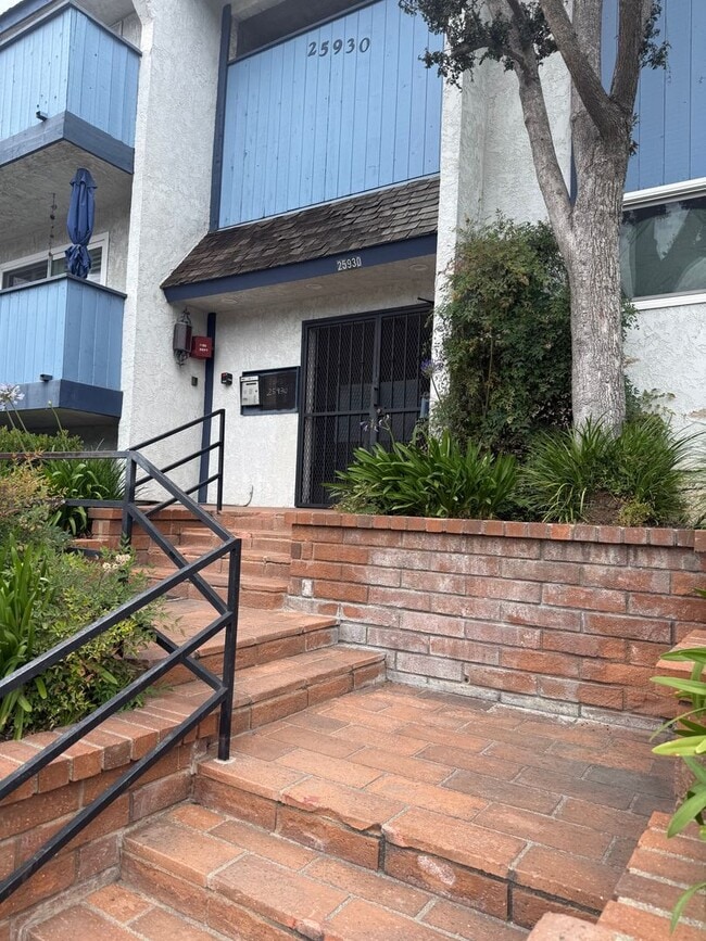 Building Photo - Remodeled 2 Bed, 2 Bath Condo in Quiet Gated Lomita Community