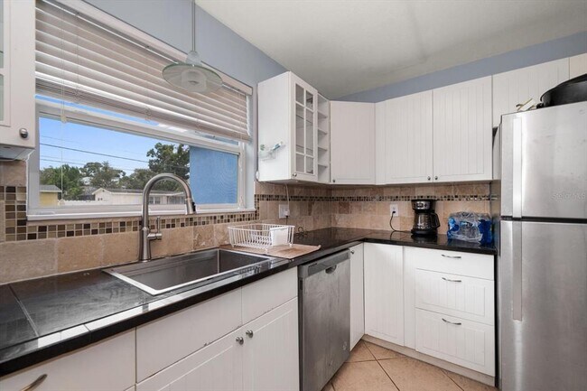 Building Photo - 908 S Palm Dr SW