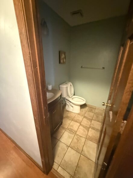 Building Photo - 2552 Roundtree Cir