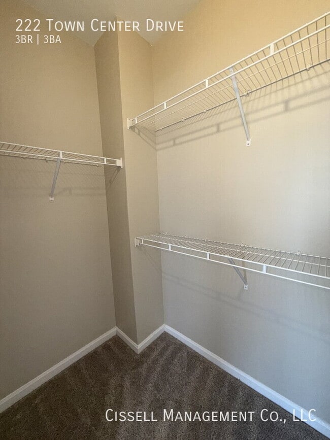 Building Photo - 222 Town Center Dr