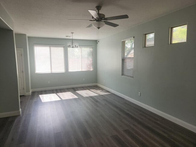 Building Photo - 945 N Slow Creek Ln