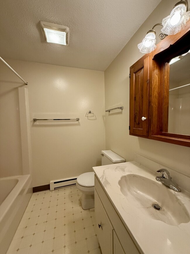 Building Photo - 812 Court St