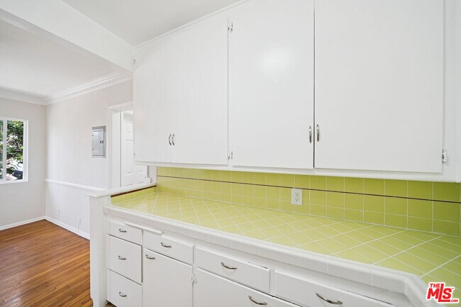 Building Photo - 7571 Willoughby Ave