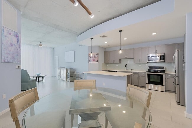 Building Photo - 300 S Australian Ave