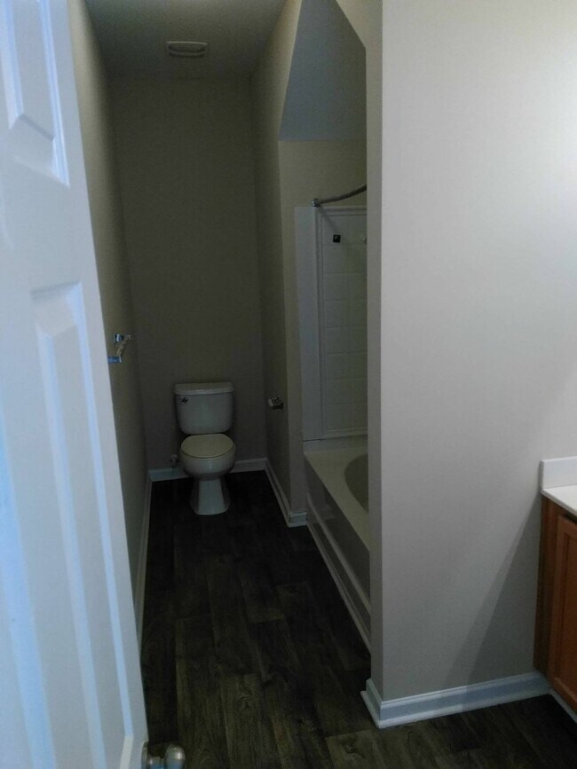 Building Photo - Spacious 4 Bedroom, 2.5 Bathroom Home!