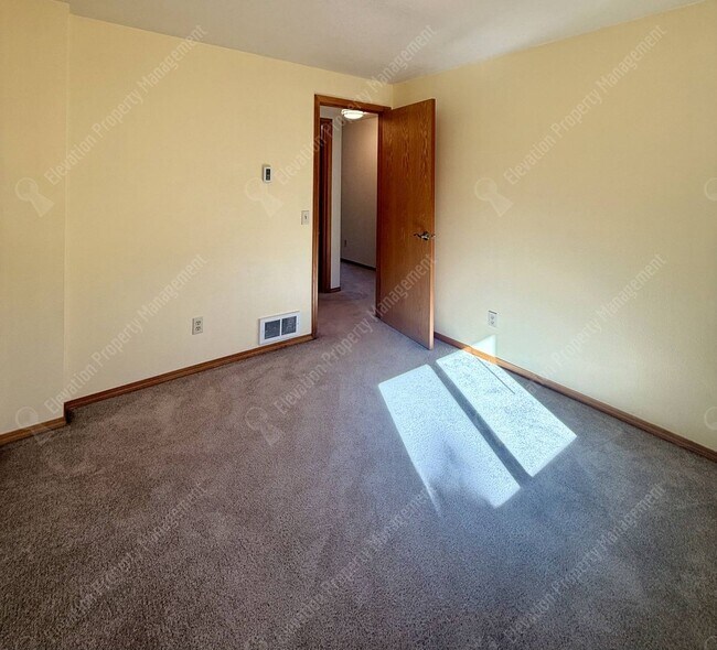 Building Photo - Single-Level Living in a Prime NE Bend Location