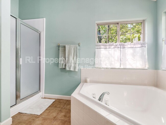 Building Photo - 5551 Ainsley Dr
