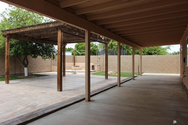 Building Photo - 2090 S 44th Dr