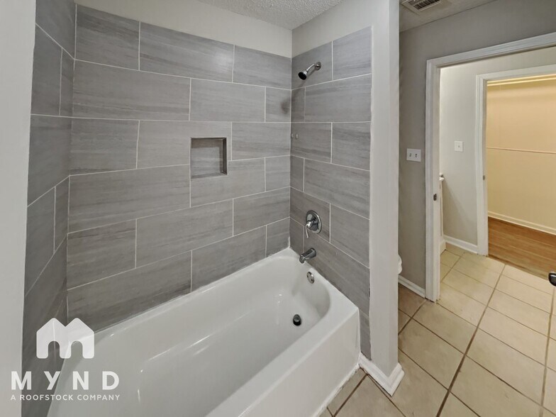 Building Photo - 530 Creekwood Cir S