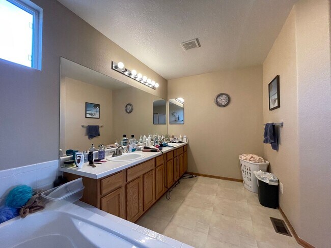 Building Photo - Beautiful two-story home located in Erie!