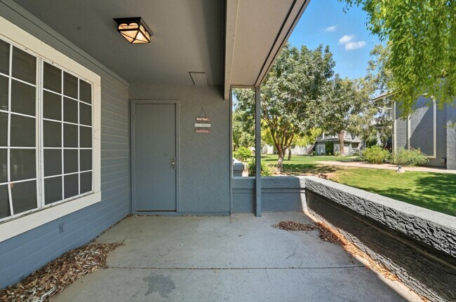 Building Photo - Spacious 3 Bed/2 Bath Home in Lush Crestvi...