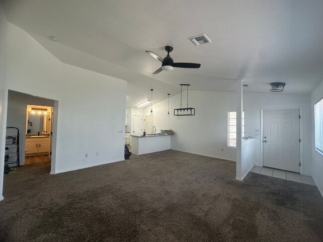 Building Photo - Great 3 bedroom, 2 bathroom home in Hurricane!!